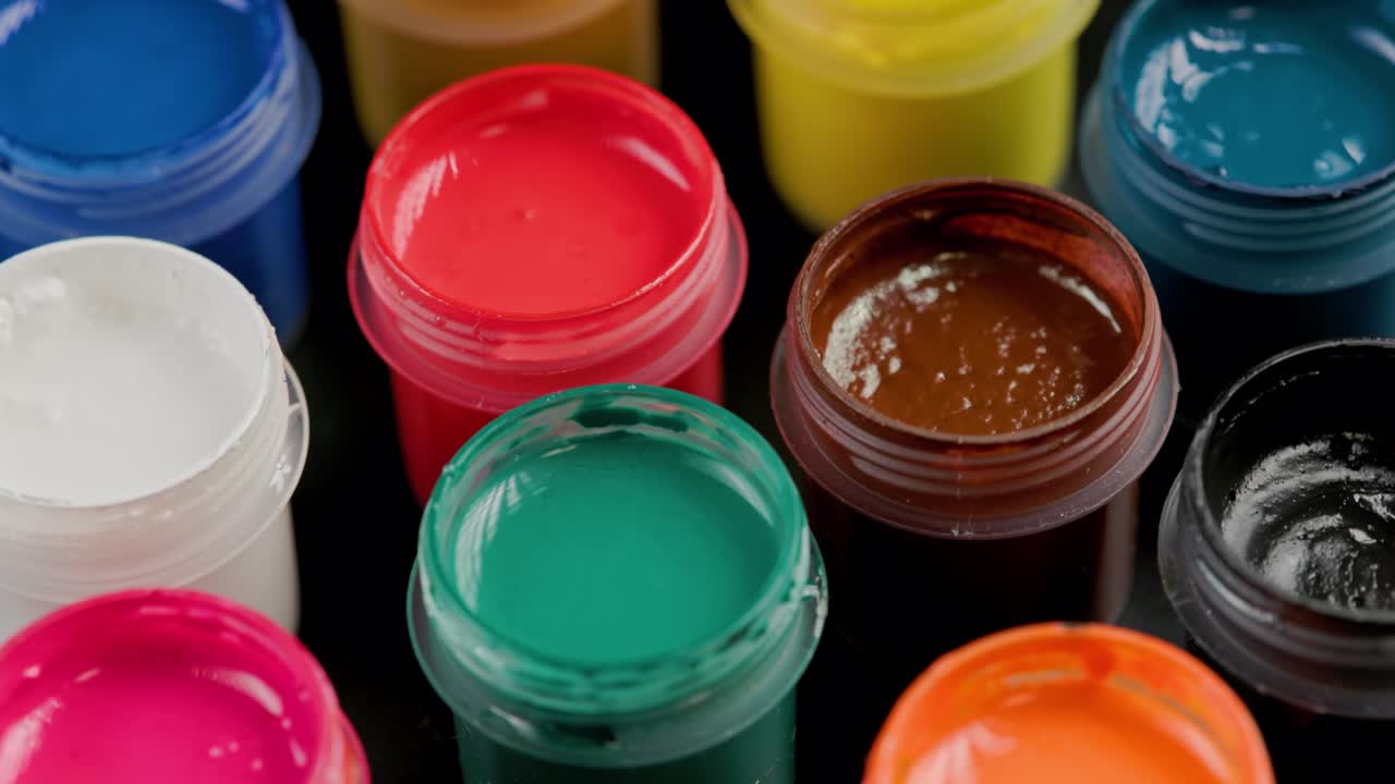 열린 작은 구아쉬 페인트 항아리의 루프 가능한 회전 클로즈업 배경