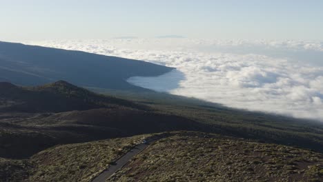 Hermoso-Y-Dramático-Paisaje-Nublado-A-Través-Del-Parque-Nacional-Volcánico-Con-Cielos-Azules-Soleados