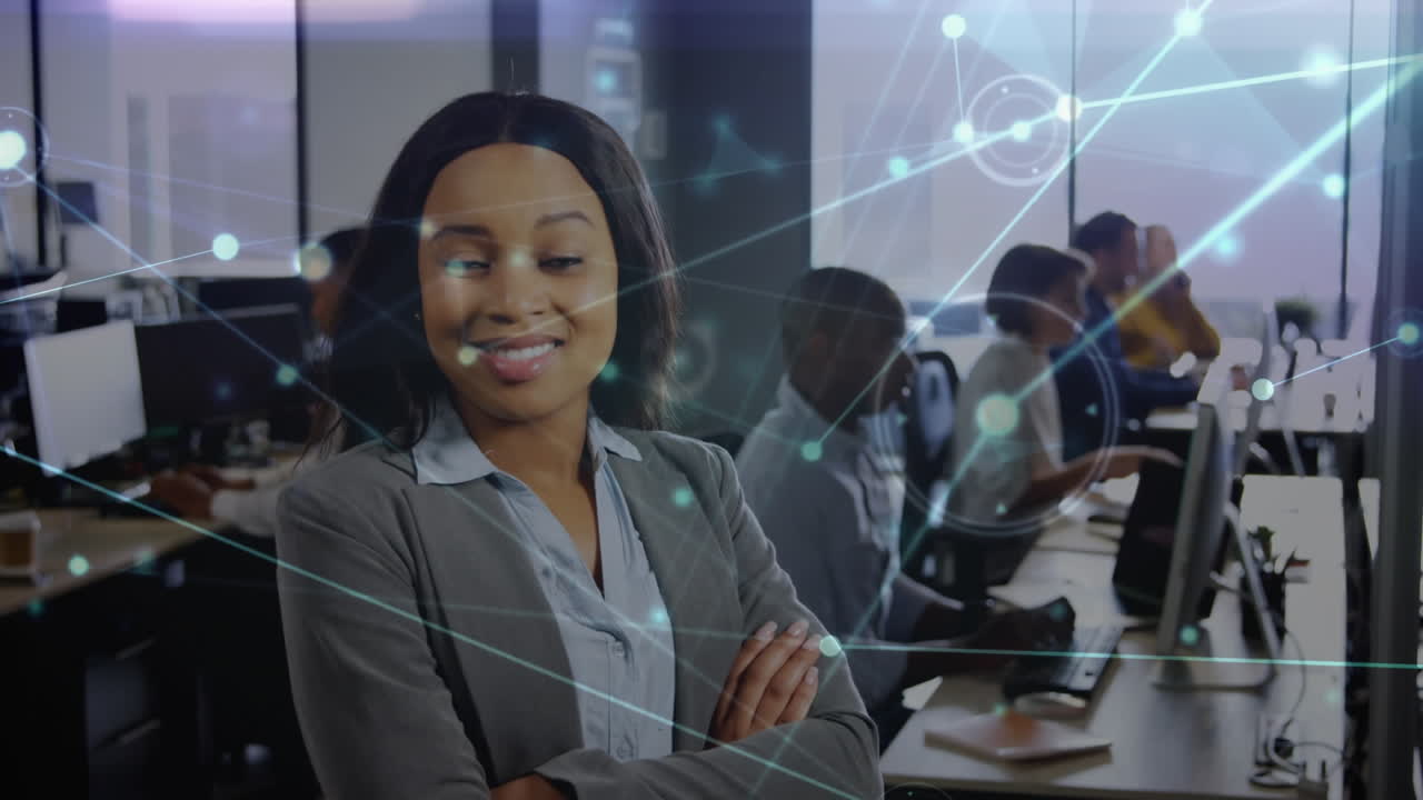 Animazione di una rete di connessioni su una donna d'affari afroamericana che sorride in ufficio