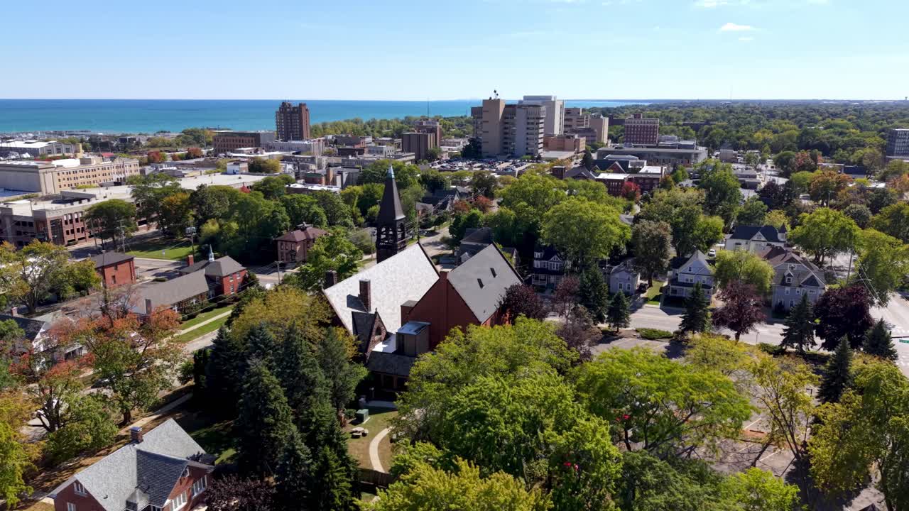 Vista aérea panorámica de la copa de los árboles en Waukegan, Illinois, con iglesias en primer plano