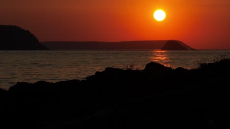 康沃爾南海岸海岸線日出鳥在海上飛翔