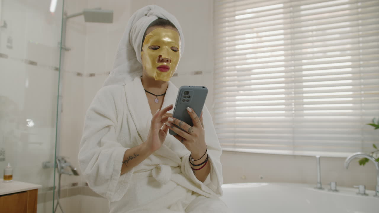 Ragazza che scorre il feed sullo smartphone con una maschera applicata sul viso