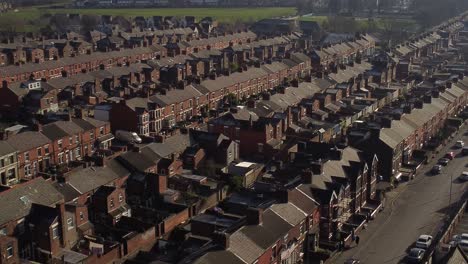 vista aérea revela hileras de casas adosadas históricas en la escena de la calle en la azotea verde de denton