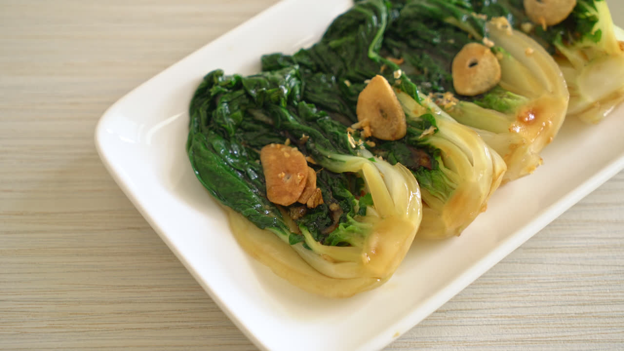 repollo chino bebé con salsa de ostras y ajo - estilo de comida asiática