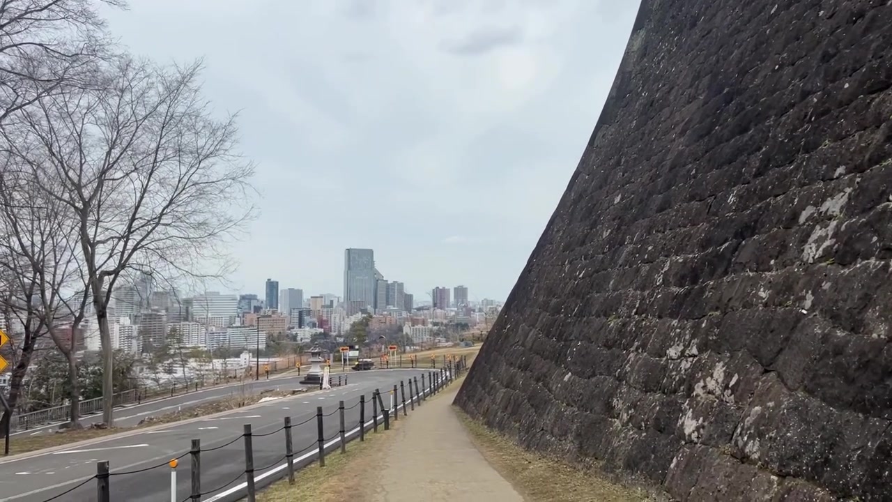Passeggiata lungo le mura del Castello di Sendai, Giappone