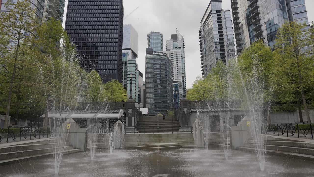 Fuente en el Parque Harbour Green con los rascacielos del distrito financiero del centro de Vancouver de fondo, Columbia Británica, Canadá