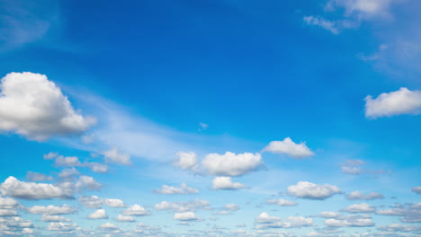 Flauschige-Wolke-Am-Leuchtend-Blauen-Polarisierten-Himmel