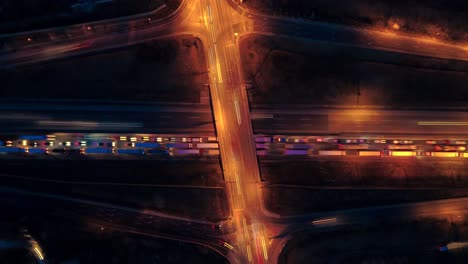 lapso de tiempo de larga exposición nocturna de una carretera muy transitada con un puente que cruza