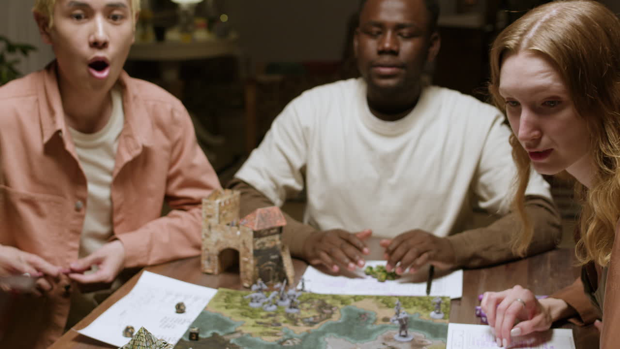 друзья играют в ролевые игры.