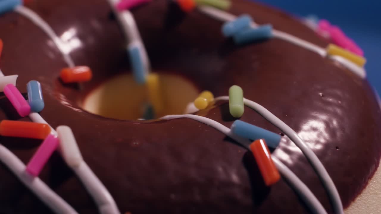 rosquillas con azúcar esmaltadas trozos de chocolate multicolores de cerca macro. 4k