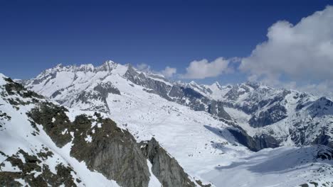 panorámica aérea de paisajes montañosos en suiza
