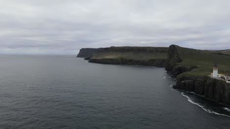 Rundgang-Durch-Neist-Point-Aus-Der-Luft,-Der-Einen-Blick-Auf-Die-Schroffen-Klippen,-Den-Berühmten-Leuchtturm-Und-Die-Ungezähmte-Schönheit-Der-Schottischen-Küstenlandschaft-Freigibt