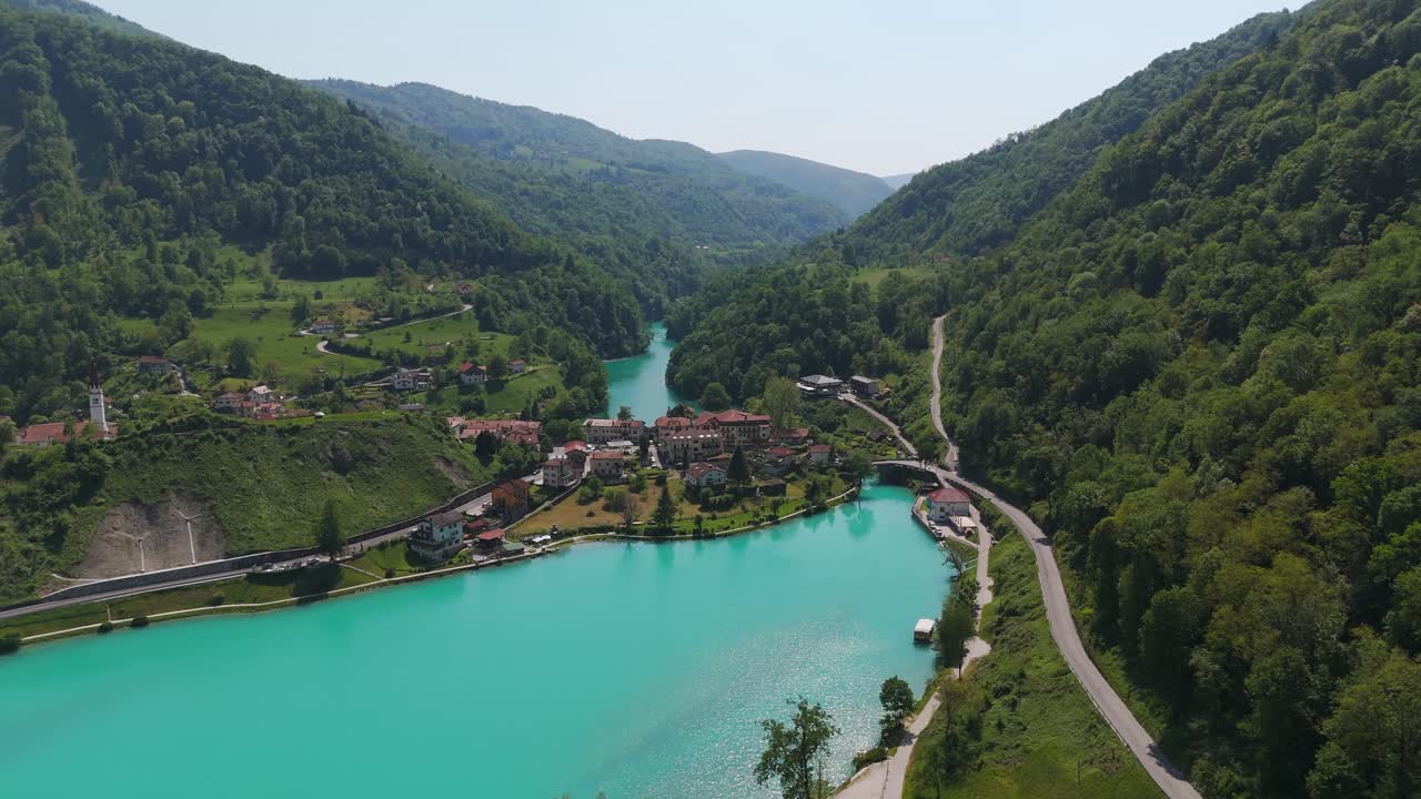 Turkosfärgat vatten och bron Most na Soči, Slovenien, drönarvy.