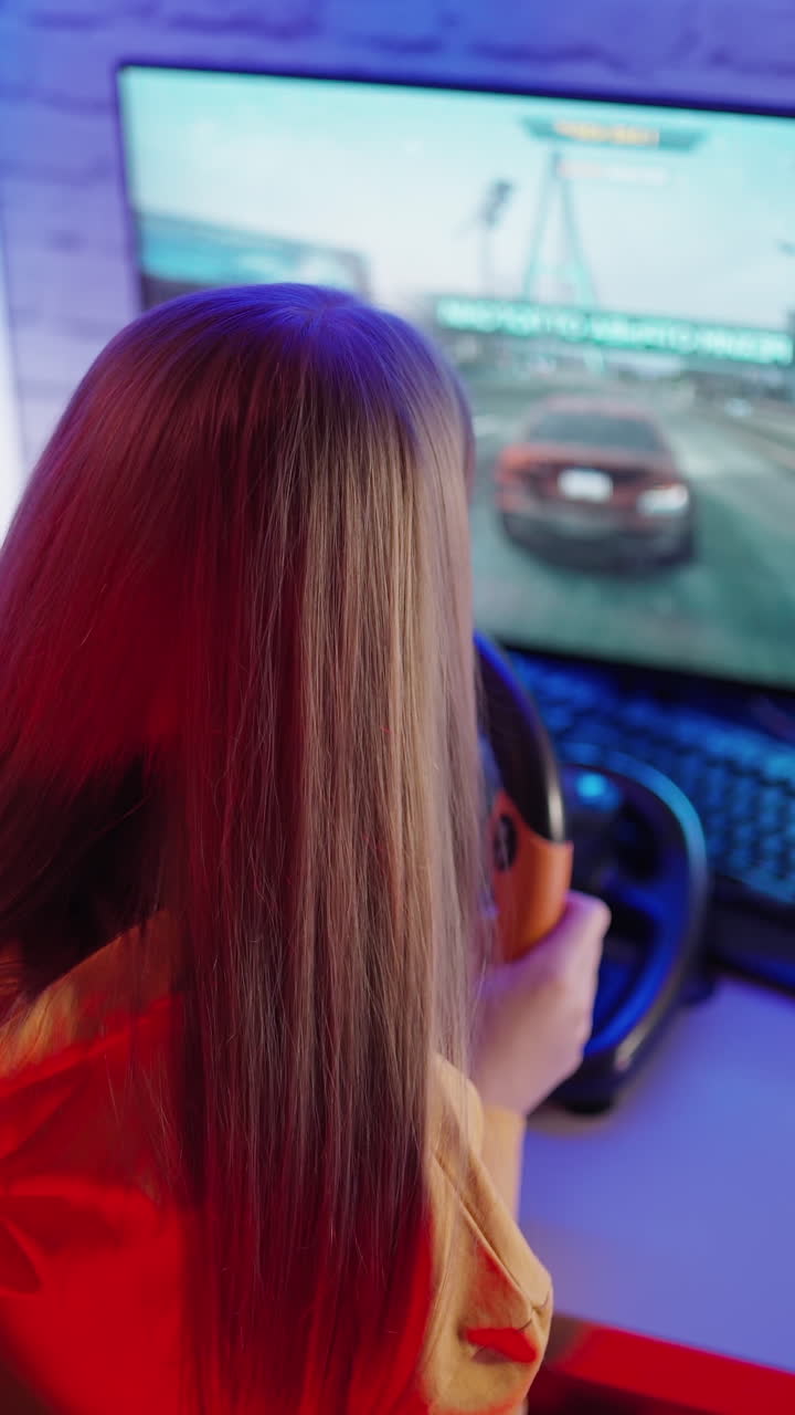 Ragazza che gioca a un simulatore di corse. Ragazza che gioca a un gioco di rally in casa.