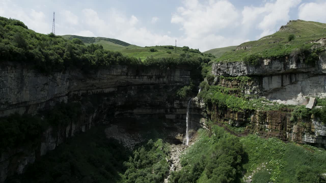 Paisaje de cascadas de montaña