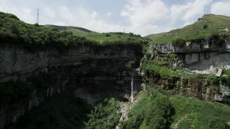 paisaje de cascadas de montaña
