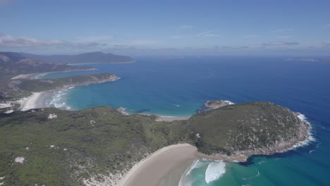 Vista-Panorámica-De-La-Bahía-De-Whisky-En-El-Promontorio-De-Wilson,-Australia-Durante-El-Día---Toma-De-Drones