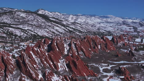 impresionante marzo mañana de invierno nieve parque estatal de roxborough littleton colorado avión no tripulado aéreo afilado dentado dramáticas formaciones rocosas rojas pies de denver frente a la cordillera paisaje cielo azul círculo izquierda movimiento