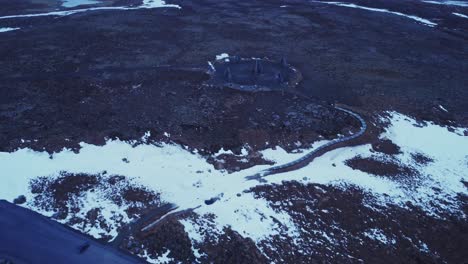 Monumento-De-Piedra-En-El-Campo-De-Invierno