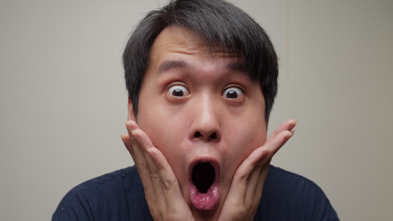 젊은 중국인은 놀랐고 충격을 받았습니다.