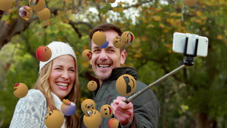 iconos de emoji con una pareja tomando una selfie en el fondo 4k