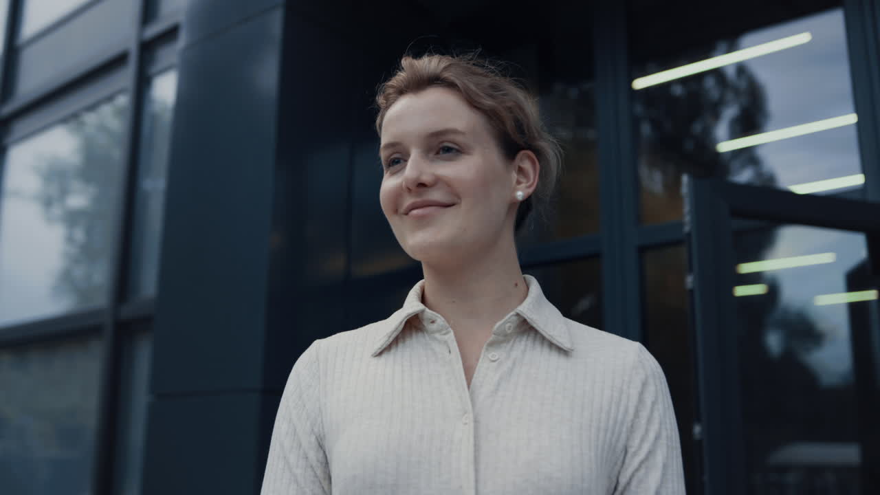 Ritratto di insegnante sorridente che accoglie gli alunni nel campus. Donna che annuisce ai bambini.
