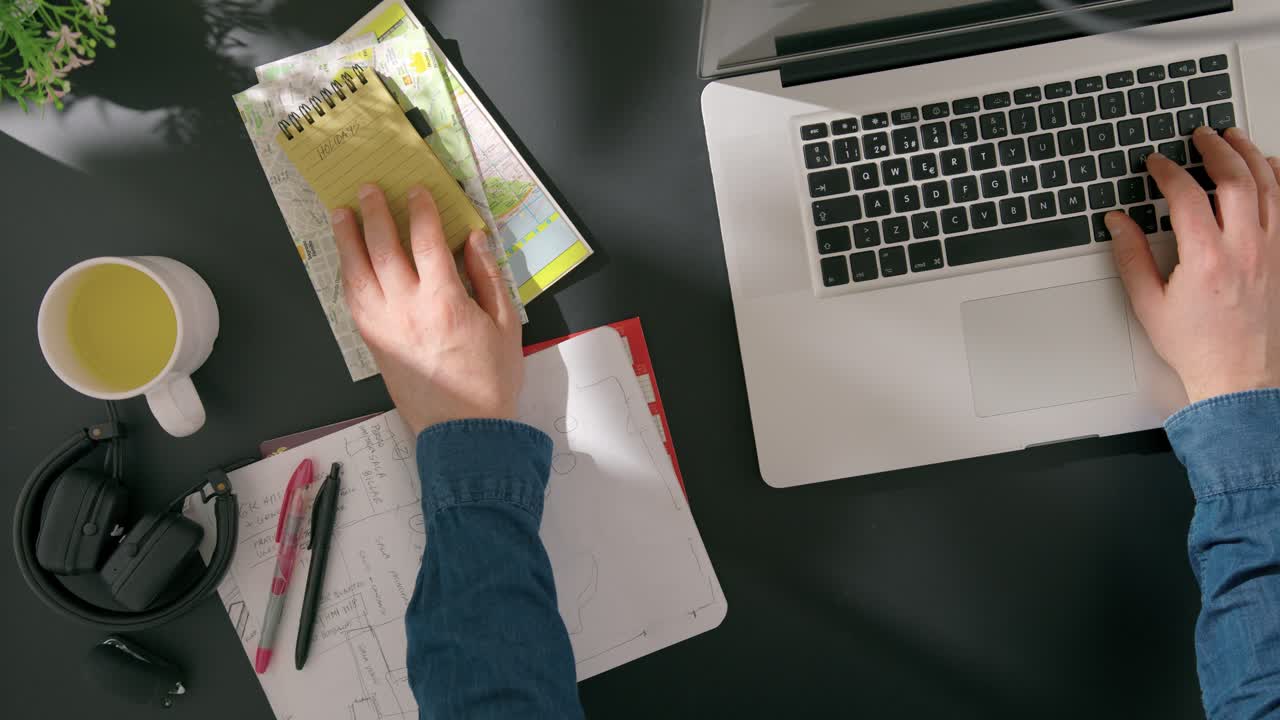 hombre plan viaje vacaciones viaje reserva escribir notas trabajando en laptop beber jugo taza mañana trabajo en casa estudio arriba tiro medio