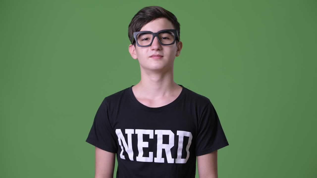 joven y guapo adolescente iraní contra un fondo verde