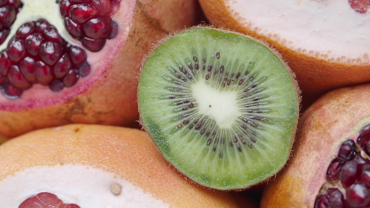 Primo piano di kiwi, melograno e pompelmo appena tagliati