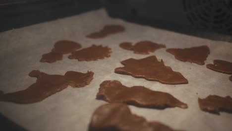 Verkleinern-Von-Lebkuchenplätzchen,-Die-Im-Ofen-Auf-Einer-Mit-Papier-Bedeckten-Ofenplatte-Gebacken-Werden