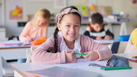 Lächeln,-Bildung-Und-Lernen-Mit-Mädchen-Im-Klassenzimmer