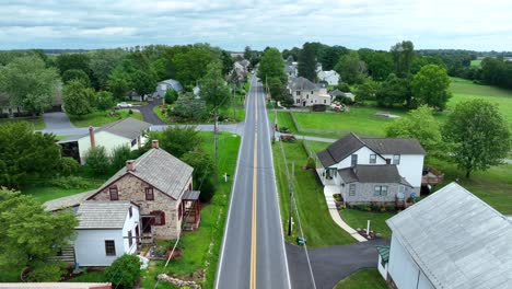 Historische-Straße-Mit-Häusern-In-Einer-Kleinen-Ländlichen-Stadt-In-Den-USA