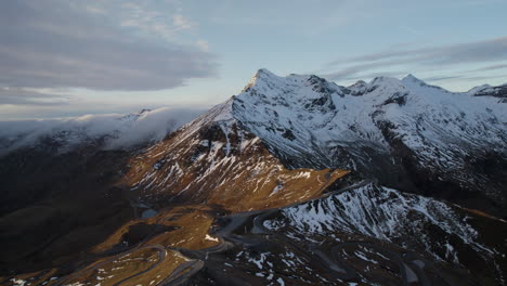 Luftdrohnenansicht-Der-Schneebedeckten-Großglocknerberge-Österreichs-Bei-Sonnenuntergang