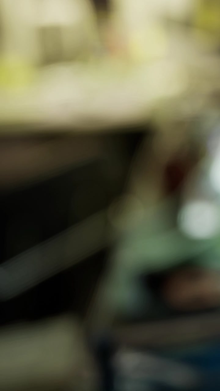 Effetto mosso cattura una cucina affollata durante il servizio della cena in un ristorante locale.
