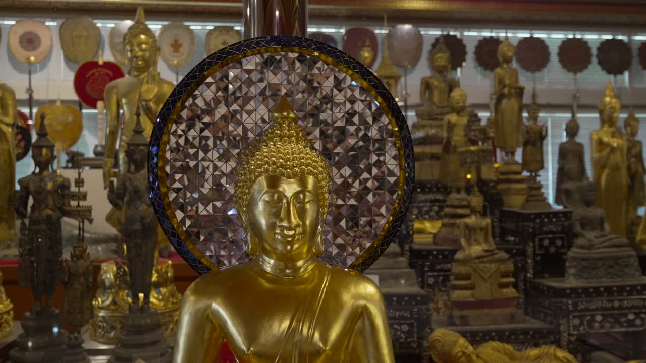 buda de oro y diamantes dentro de wat paknam bhasicharoen bangkok tailandia