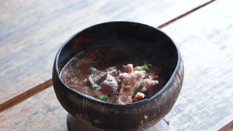deliciosa sopa de fideos de cerdo en un entorno rústico
