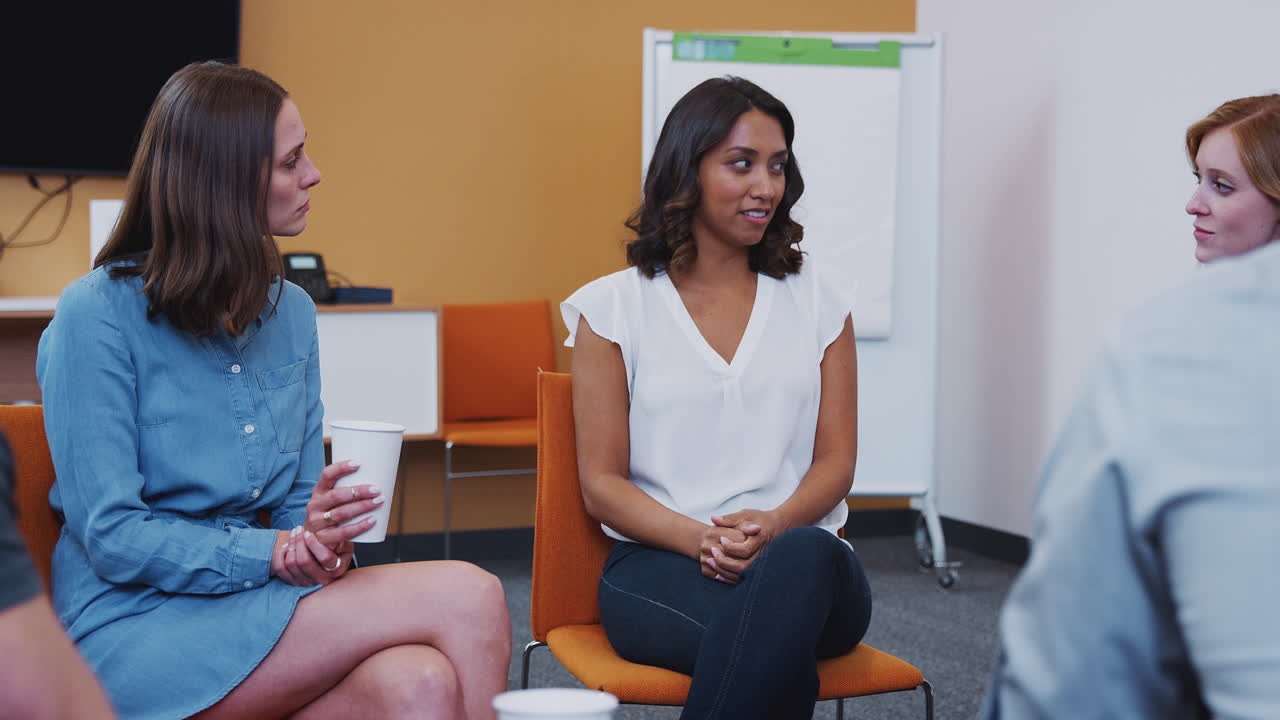 grupo multicultural de hombres y mujeres que ofrecen apoyo en una reunión de terapia de grupo de salud mental