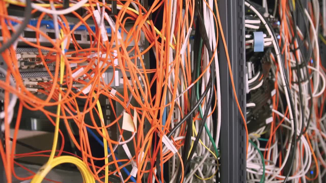 cables y cables que salen del servidor