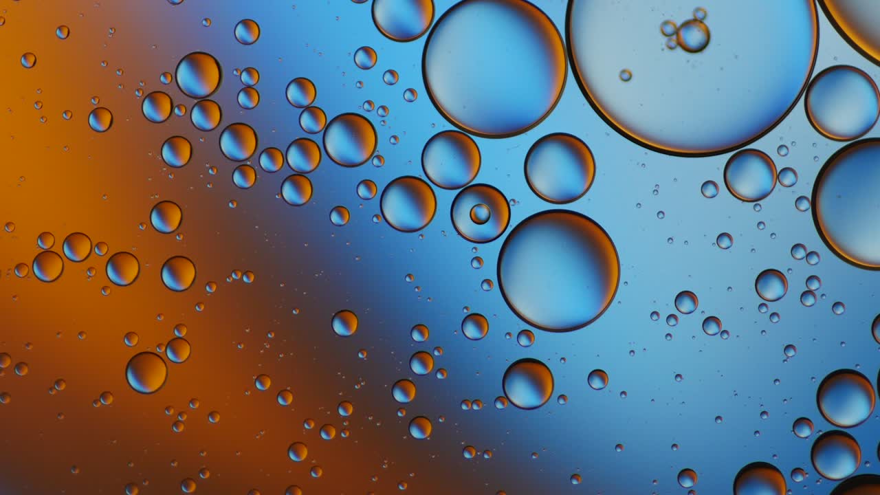 물 위에 떠다니는 기름방울의 다채로운 예술적.