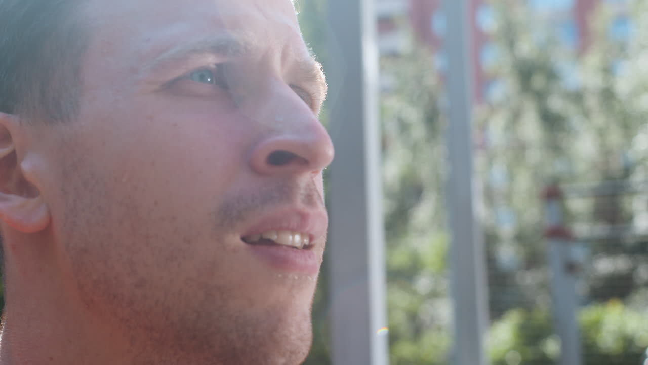 스포츠 후 휴식을 취하는 사람