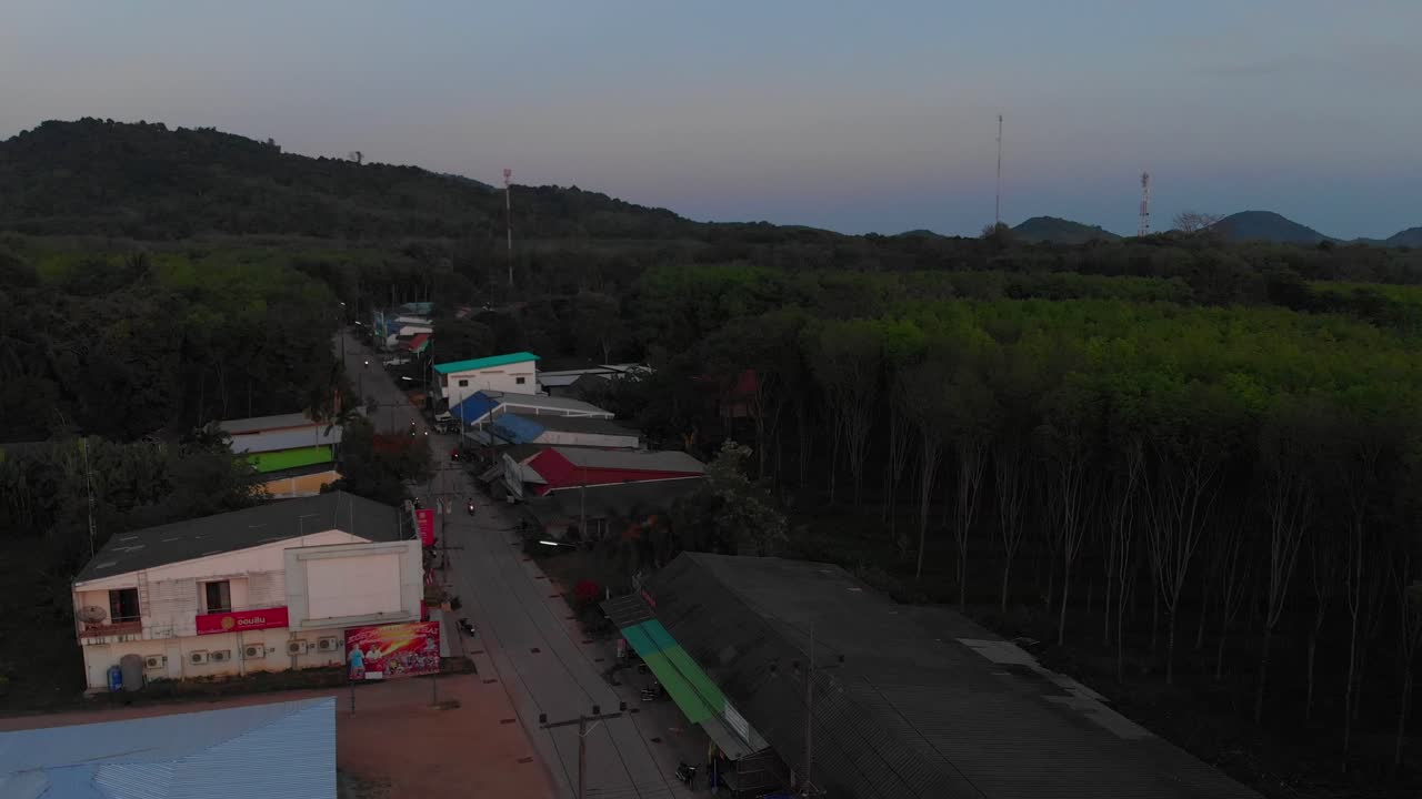 Thị trấn với các cửa hàng lúc hoàng hôn ở Ko Yao Noi, Phang Nga, Thái Lan