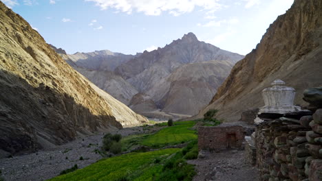 toma de revelación manual de un hermoso paisaje montañoso del himalaya con un lugar sagrado, estupa en india