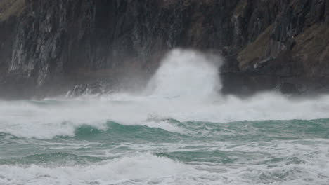 Mächtige-Und-Gefährliche-Wellen-Schlagen-Während-Des-Taifuns-In-Der-Sandfly-Bay,-Dunedin,-Neuseeland,-Auf-Die-Felsige-Klippe