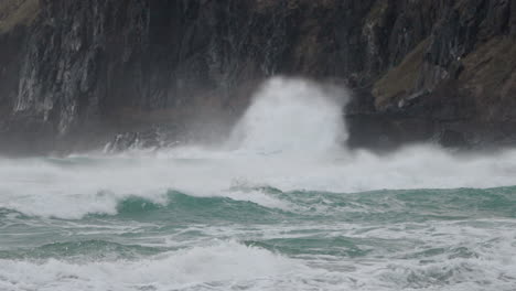 Olas-Poderosas-Y-Peligrosas-Golpeando-El-Acantilado-Rocoso-Durante-El-Tifón-En-La-Bahía-De-Sandfly,-Dunedin,-Nueva-Zelanda