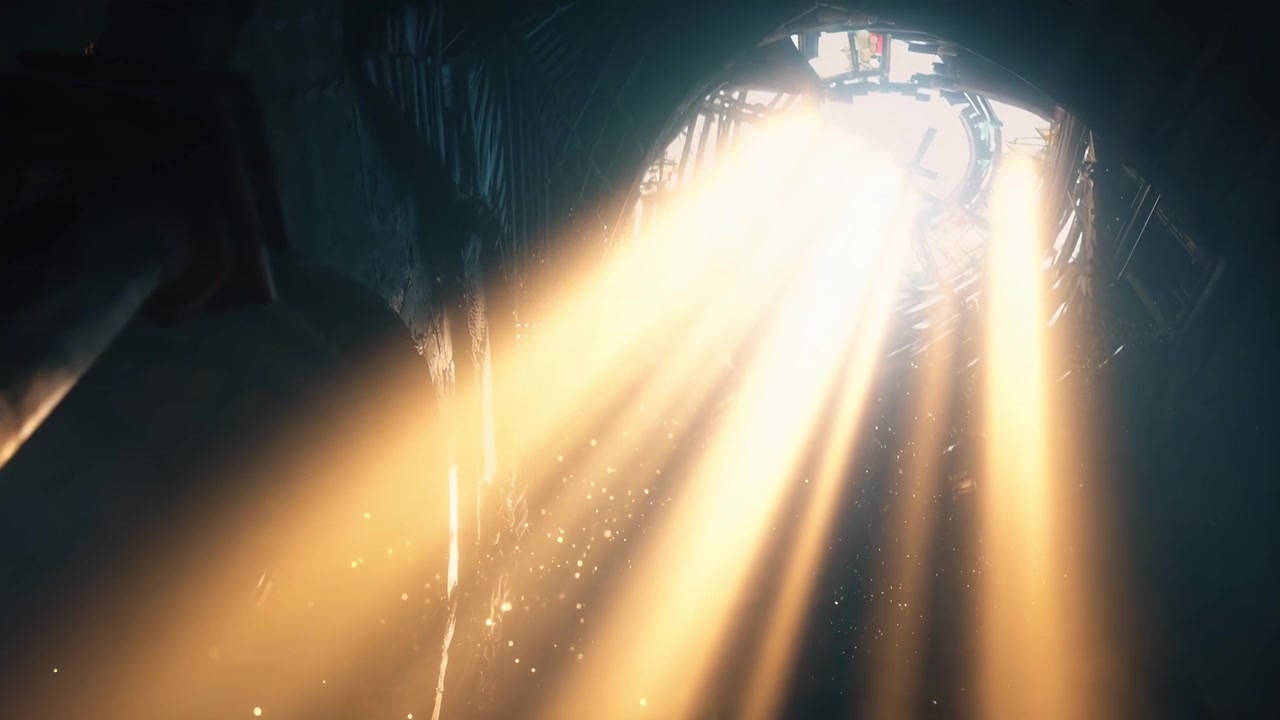 Luce solare che filtra attraverso un buco in un soffitto scuro e in rovina