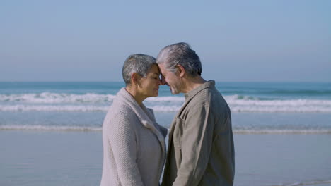 Un-Hombre-Y-Una-Mujer-Mayores-Alegres-Abrazándose-En-La-Playa