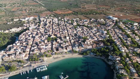 Vista-Aérea-Panorámica-De-La-Ciudad-Costera-De-Porto-Cristo-Cerca-De-Sa-Coma,-Costa-Este-De-Mallorca,-España