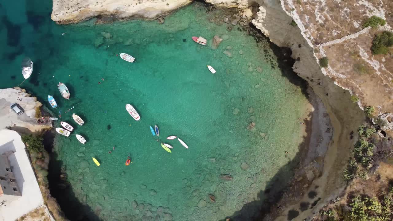 laguna con botes privados