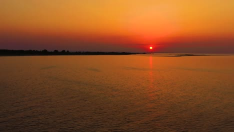 Drone-Vista-Aérea-Puesta-De-Sol-Sol-Sobre-El-Mar