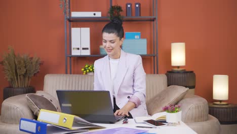 Mujer-Joven-Trabajadora-De-Oficina-En-Casa-Que-Asiste-A-Una-Reunión-De-Negocios-En-Línea.